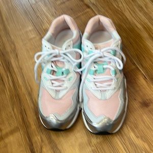 Really cuteNew Balance tennis shoes